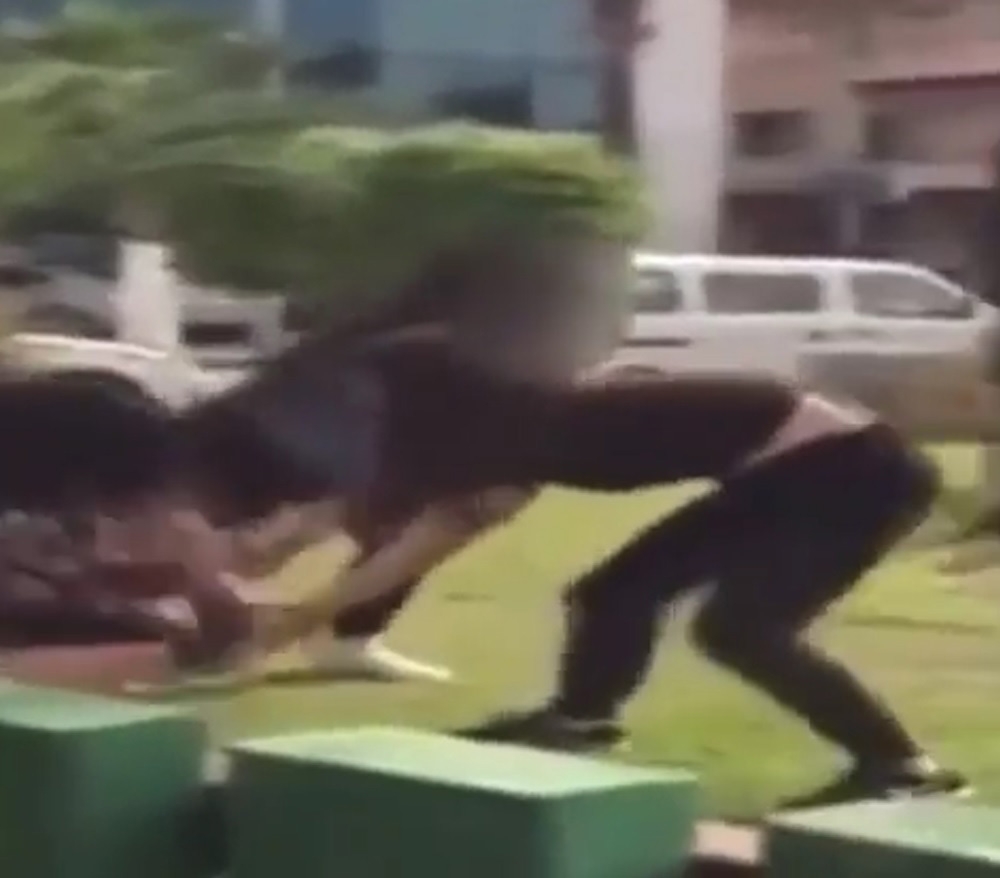 Kızların tekme tokat kavgası kameraya yansıdı