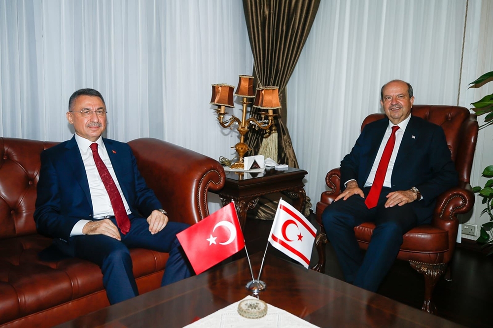 KKTC Cumhurbaşkanı Tatar, Cumhurbaşkanı Yardımcısı Oktay’ı ile bir araya geldi