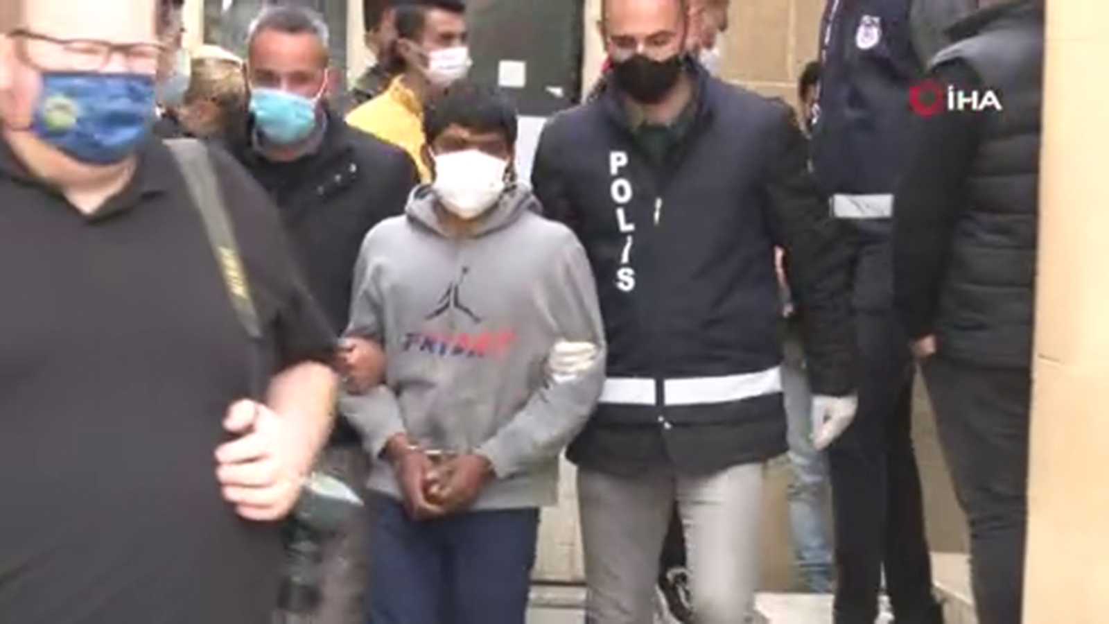KKTC’de, bahçıvan, yalnız yaşayan İngilizlerin korkulu rüyası oldu
