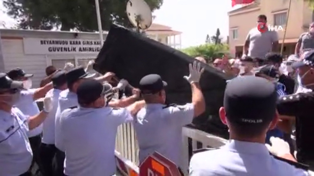 KKTC’de Pile halkından geçiş kısıtlamasına tabutlu eylem