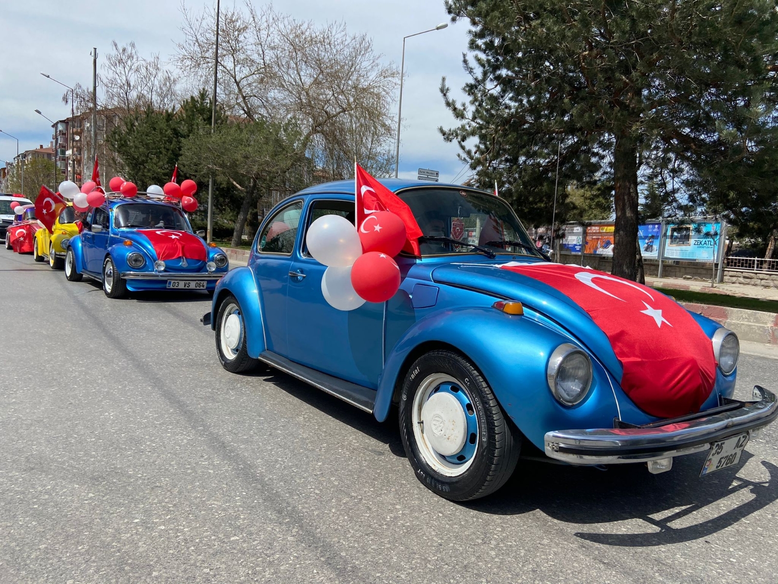 Klasik otomobil tutkunları 23 Nisan için bir araya gelip, çocukları sevindirdi