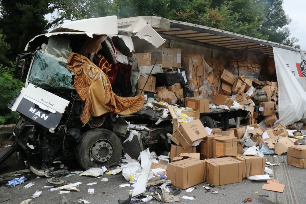 Kocaeli TEM Otoyolunda kamyona çarpan maske yüklü tır parçalandı: 1 ölü 1 yaralı
