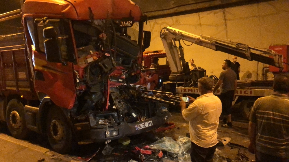 Kocaeli TEM’de 5 tır birbirine girdi, otoyol trafiğe kapandı