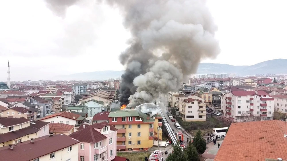 Kocaeli’de 5 katlı bina alevlere teslim oldu