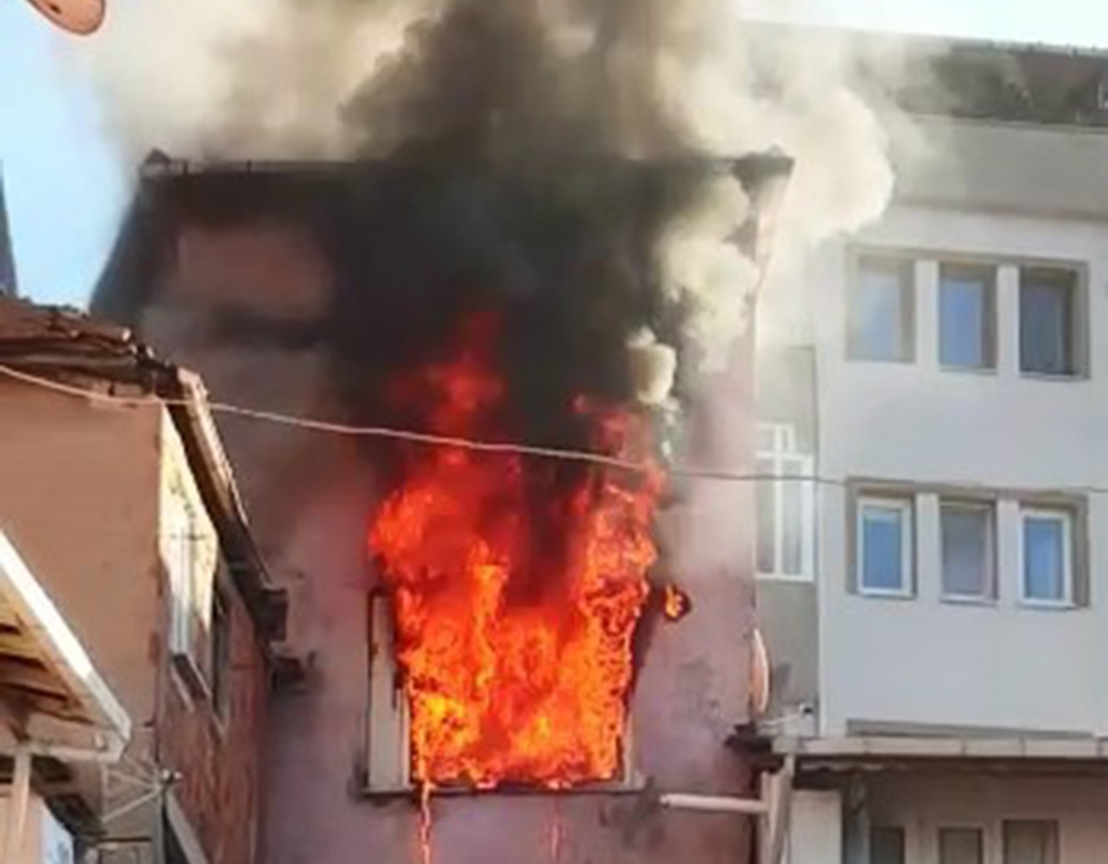 Kocaeli’de alevler içerisinden çıkarılan 4 yaşındaki çocuk hayatını kaybetti