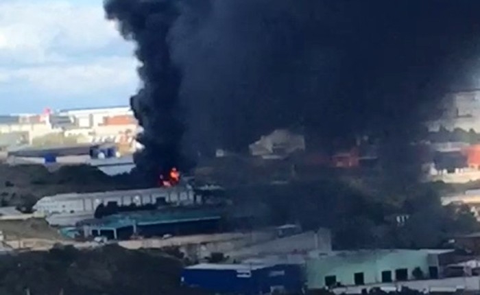 Kocaeli’de boş fabrikadaki yağlar alev alev yandı