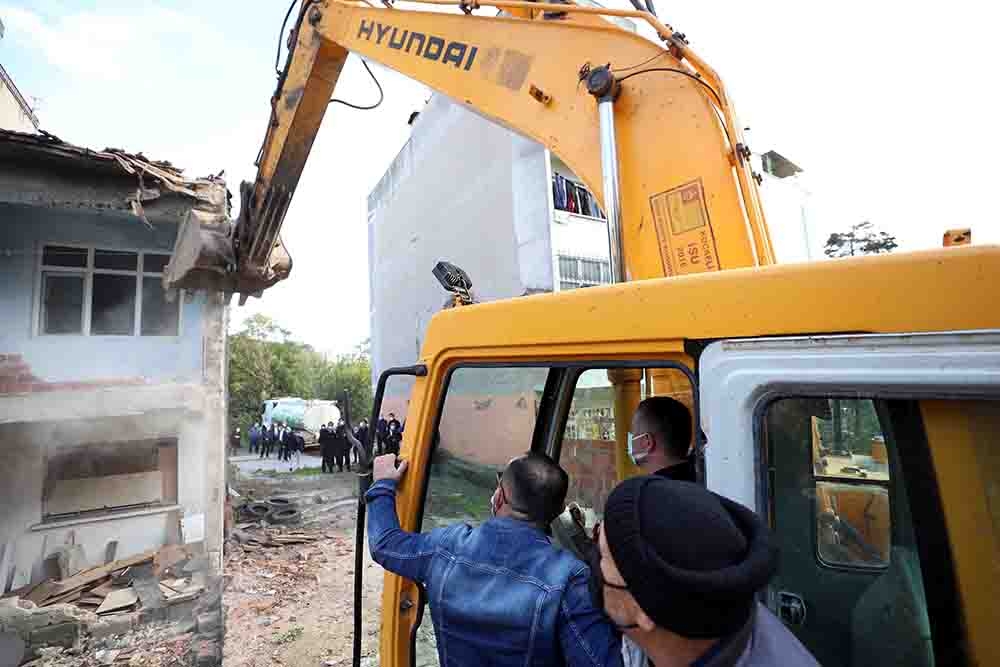 Kocaeli’de depremden kalan bin 502 adet hasarlı binanın yıkımına başlandı