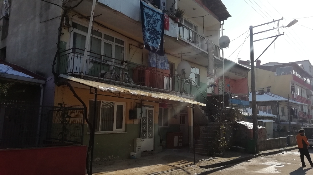 Kocaeli’de evde doğum yapan kadın bebeğini bıçaklayarak öldürdü