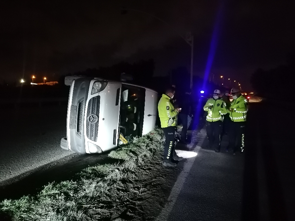 Kocaeli’de işçi servis minibüsü devrildi: 6 yaralı
