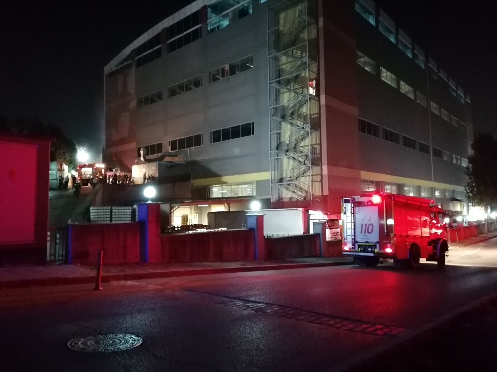 Kocaeli’de korkutan fabrika yangını, 4 kişi dumandan etkilendi