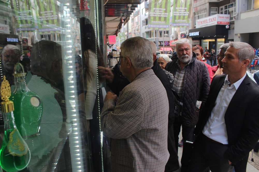 Kocaeli’de koronavirüsten korunmak isteyenler kolonyacılara akın etti