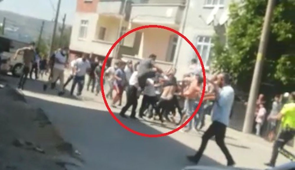 Kocaeli’de park meselesi yüzünden iki aile sokakta birbirine girdi