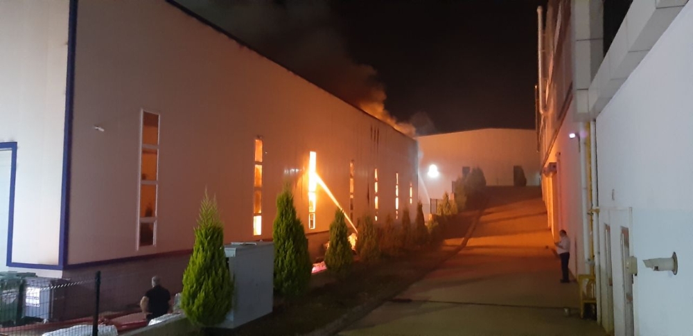Kocaeli’de spor malzemeleri üreten fabrikada yangın