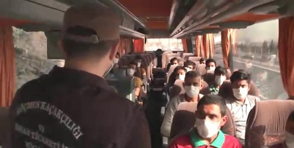 Kocaeli’de yolcu otobüsünde 14 düzensiz göçmen yakalandı: 2 gözaltı