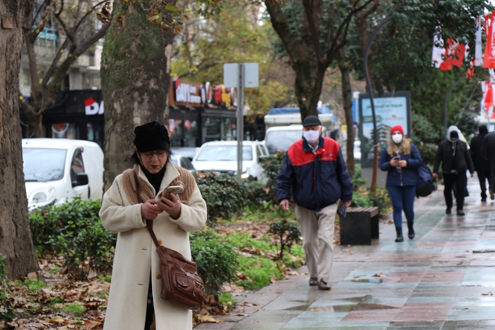 Kocaeli’nin işlek cadde ve sokaklarında maskesiz gezen insanlar ’pes’ dedirtti