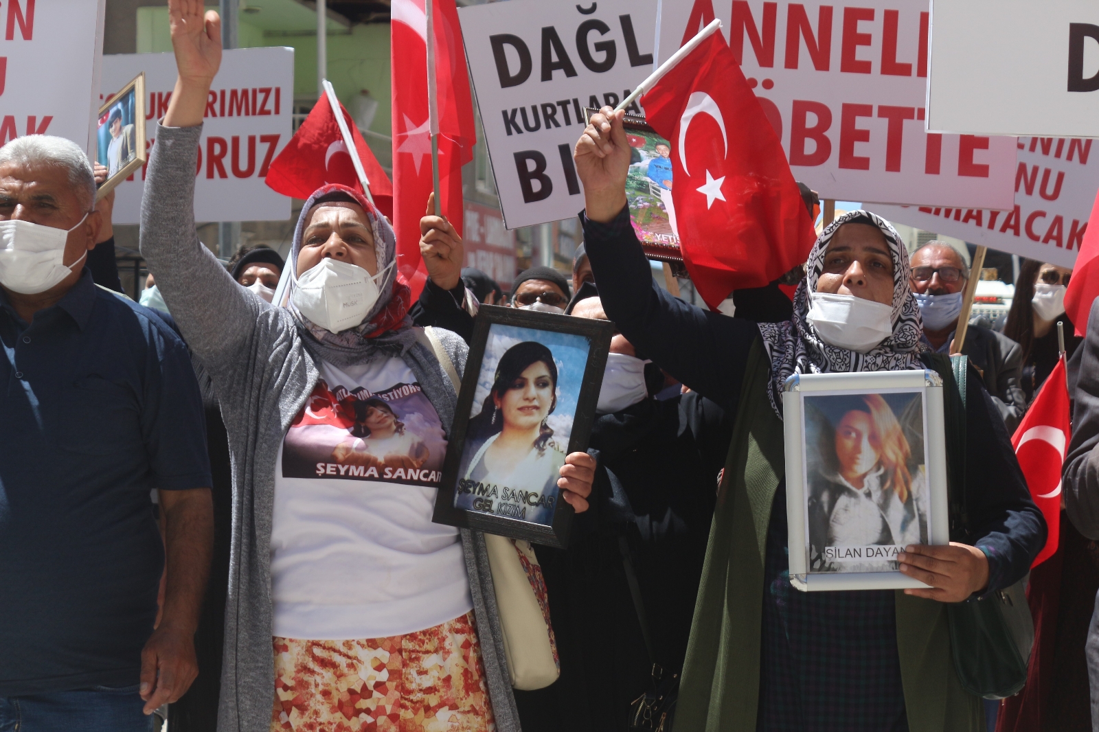 Kocası PKK tarafından şehit edilen anne dağa kaçırılan kızını istiyor