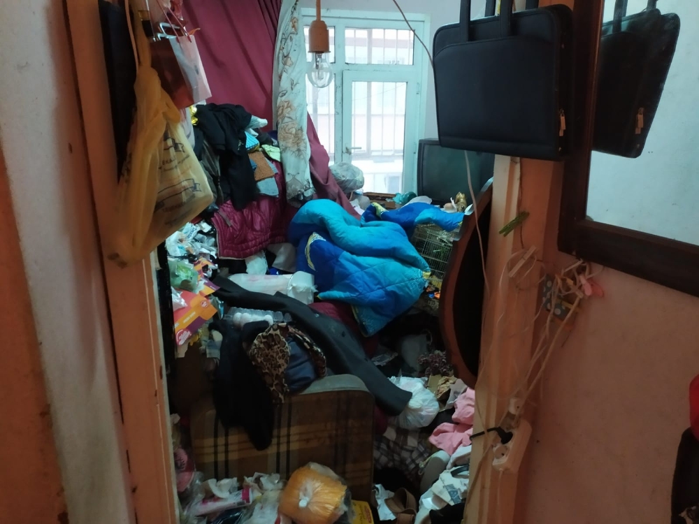 Koku üzerine eve giden belediye ekipleri şoke oldu