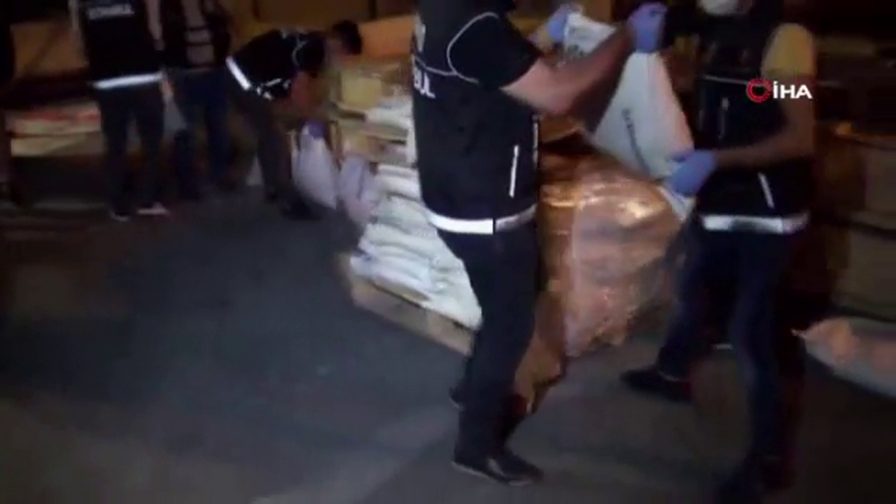 Kolombiya’dan Türkiye’ye gelen gübre çuvallarına gizlenmiş 228 kilo kokain ele geçirildi