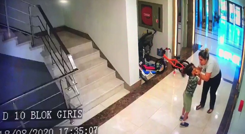 Komşu çocuğuna “köpeğimle oynama” dayağı kamerada