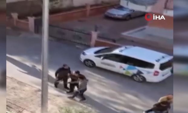 Komşuların taşlı sopalı kavgası cep telefonu kamerasında