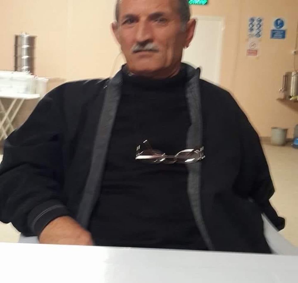 Komşusunu yatakta bıçakladı