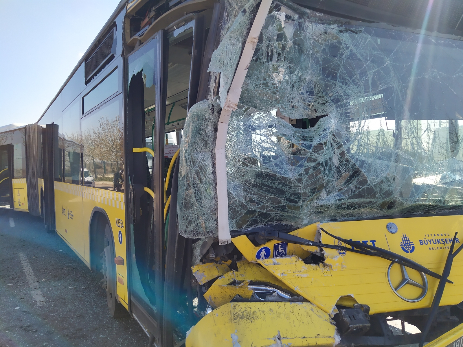 Kontrolden çıkan İETT otobüsü emniyet şeridindeki servis minibüsüne çarptı: 1 yaralı