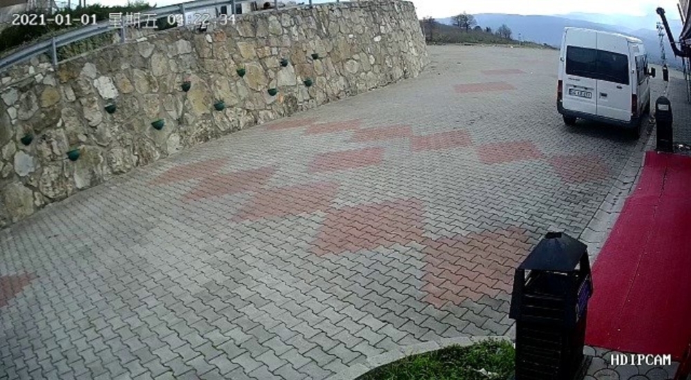 Kontrolden çıkan kamyonun devrildiği feci kaza kamerada