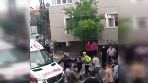 Kontrolden çıkan otomobil, evinin önünde oturan yaşlı kadına çarptı