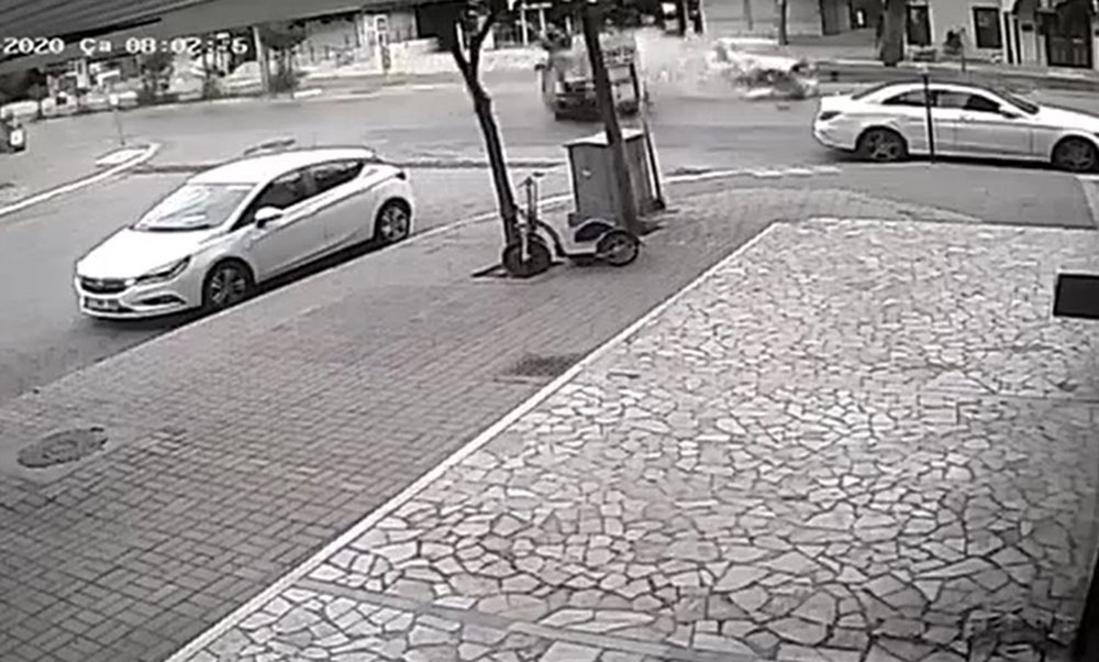Kontrolden çıkan otomobil ortalığı savaş alanına çevirdi