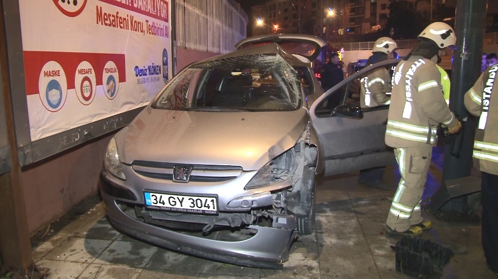 Kontrolden çıkan otomobil reklam panolarına çarparak durdu: 2 yaralı