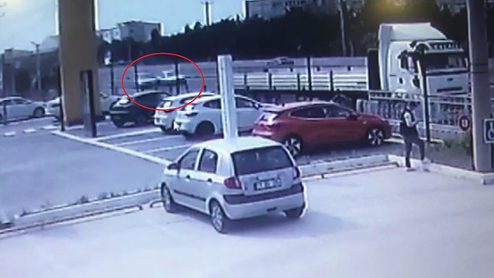 Kontrolden çıkan otomobil tıra böyle saplandı