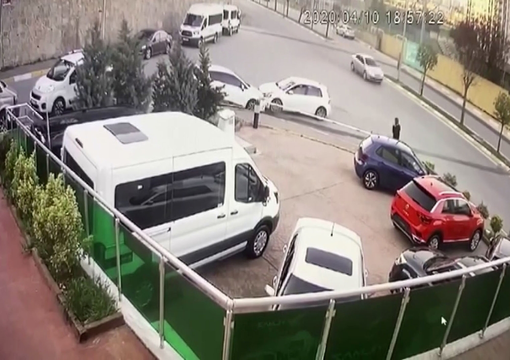 Kontrolden çıkan otomobilin park halindeki araca çarptığı anlar kamerada