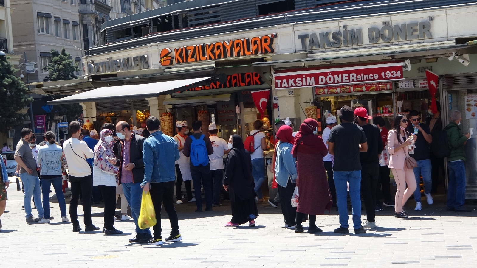 Kontrollü normalleşmenin ilk gününde Taksim’de dikkat çeken yoğunluk