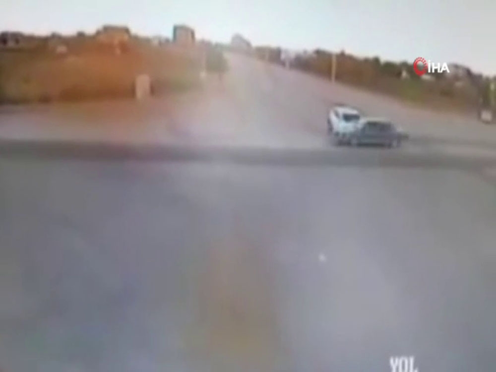 Konyada İki Otomobilin Çarpışma Anı Kamerada