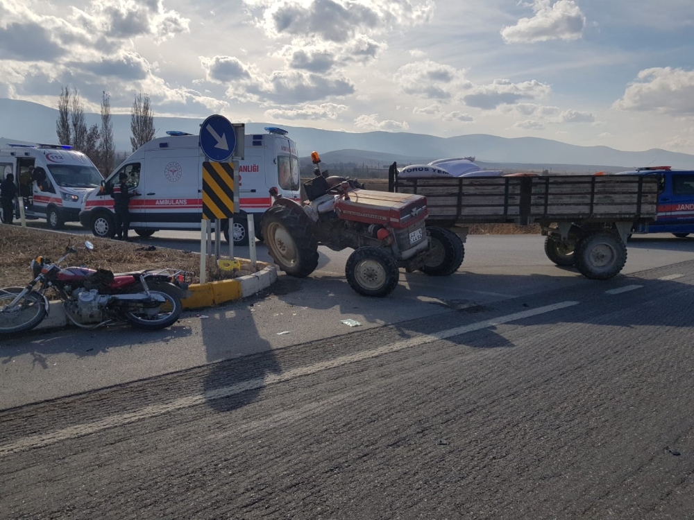 Konyada Motosikletle Traktör Çarpıştı: 1 Ölü, 1 Yaralı