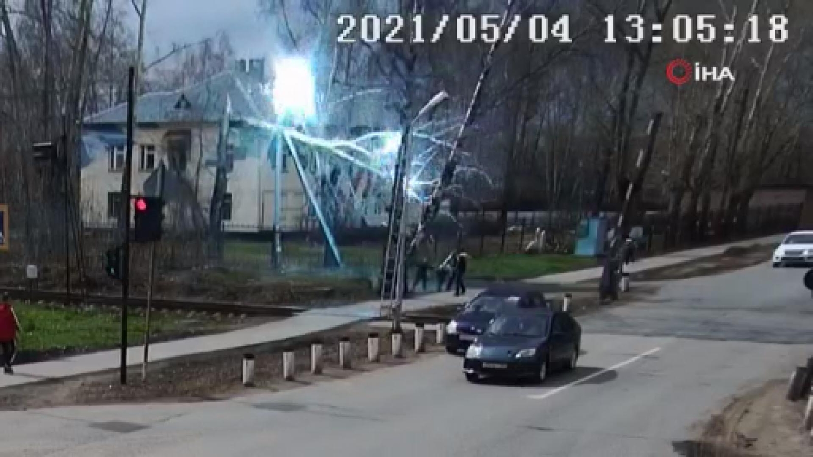 Kopan elektrik tellerinin altında kalmaktan son anda kurtuldular