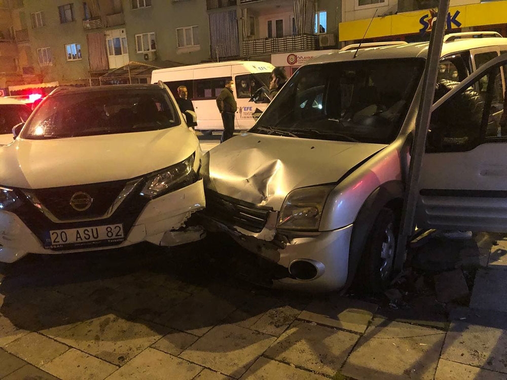 Köpeği ezmemek için kaldırımdaki otomobillere çarptı