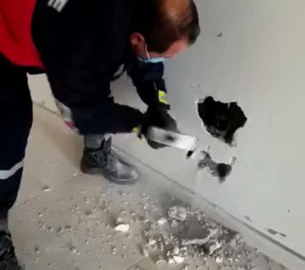 Köpek, duvar kırılarak sıkıştığı yerden çıkartıldı
