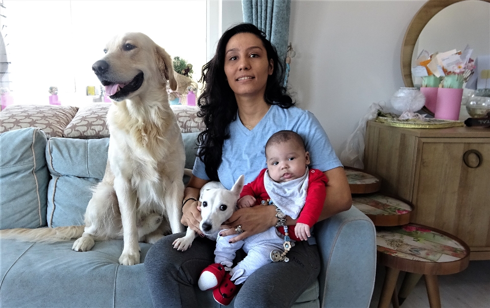 Köpek yeni doğan bebeği kimseyle paylaşmıyor