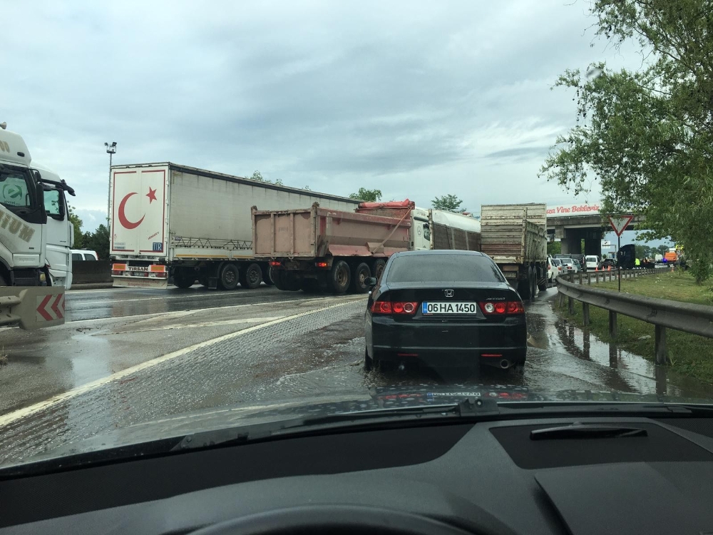 Köprü direğine çarpan tır trafiği kilitledi