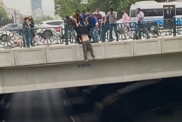 Köprüden atlayacağı sırada vatandaşlar tarafından son anda kurtarıldı