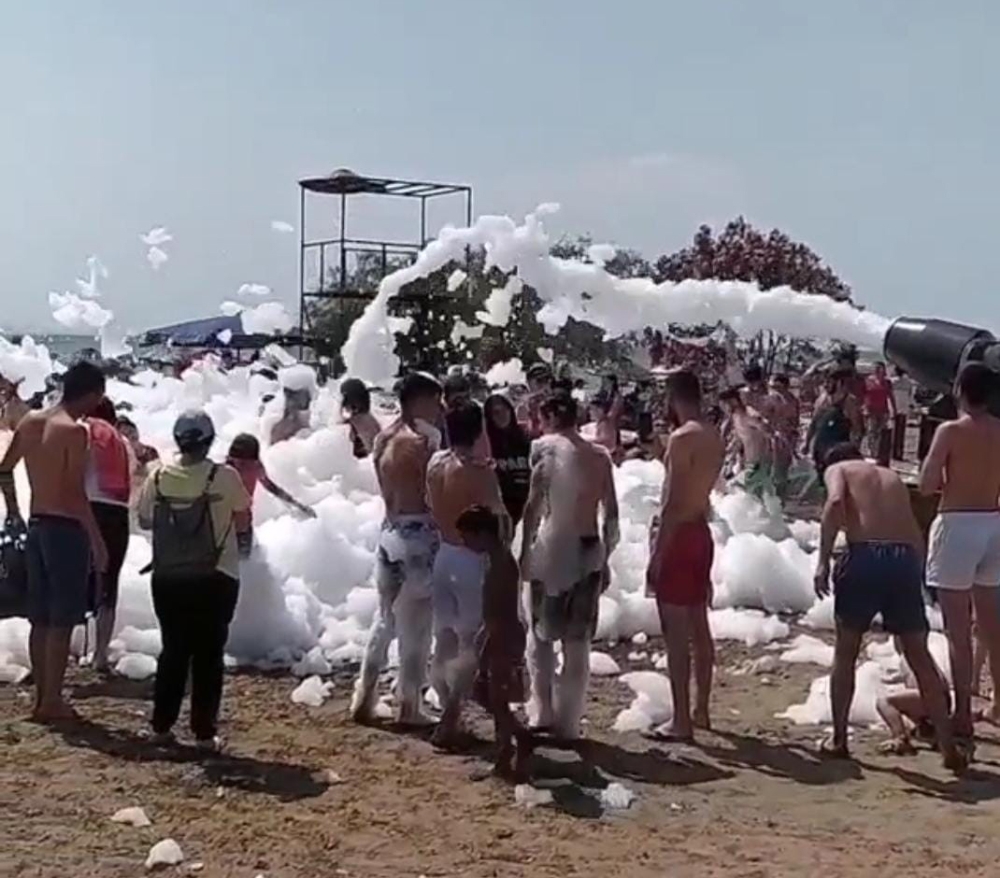 Köpük partisinde korona virüs unutuldu