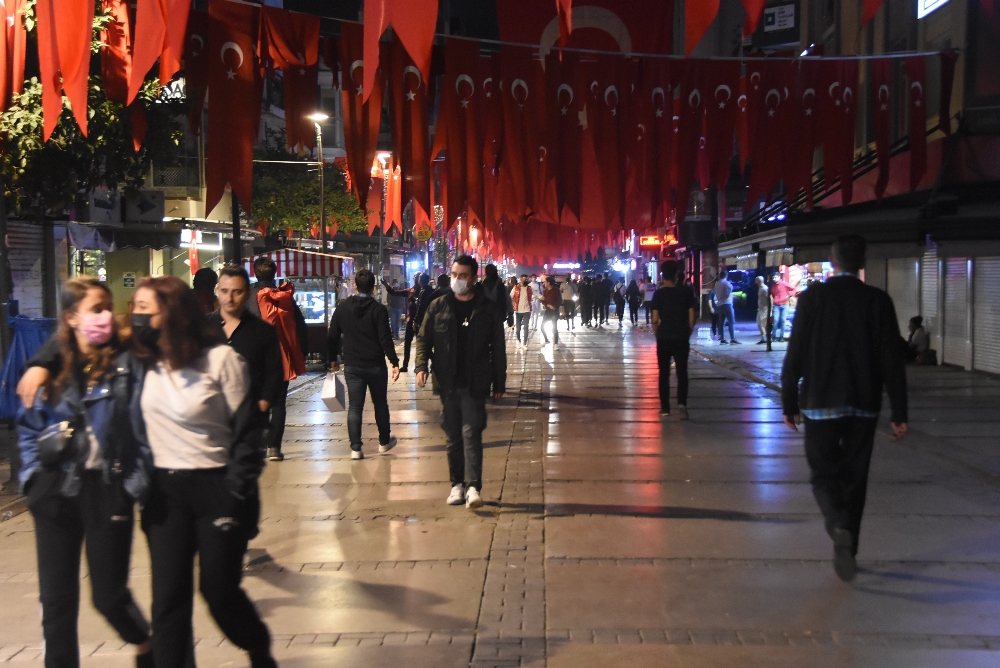 Kordon’da koronaya davetiye çıkartan görüntüler