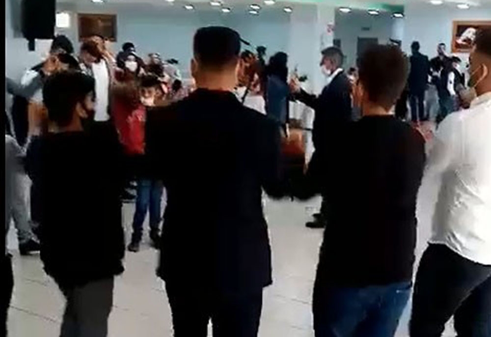 Korona kimin umurunda...El ele halay çektiler