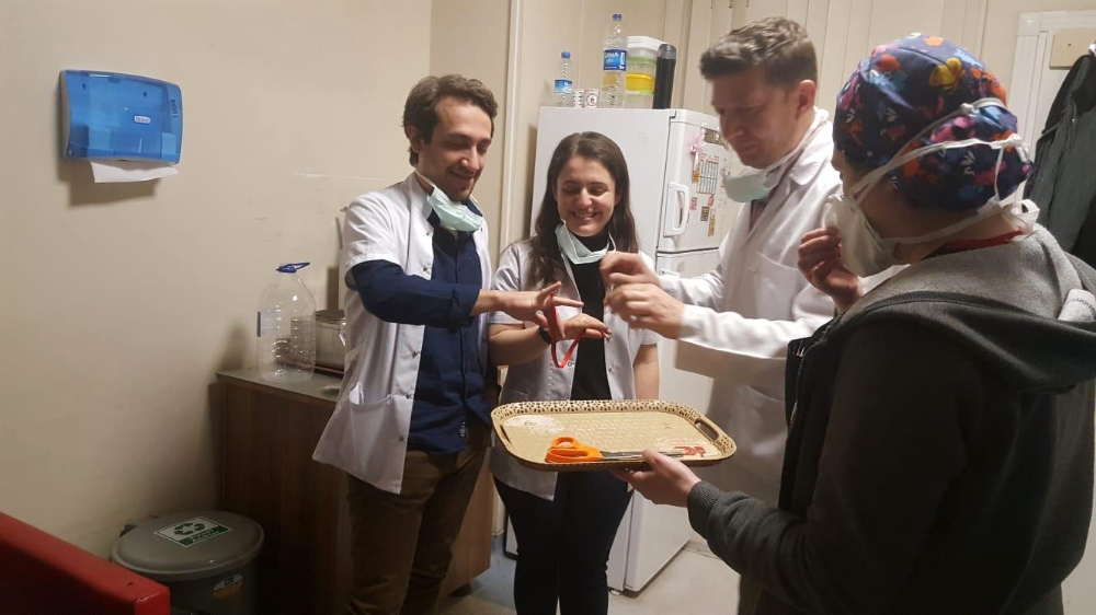 Korona mesaisi yapan doktor çift, acil serviste nişanlandı
