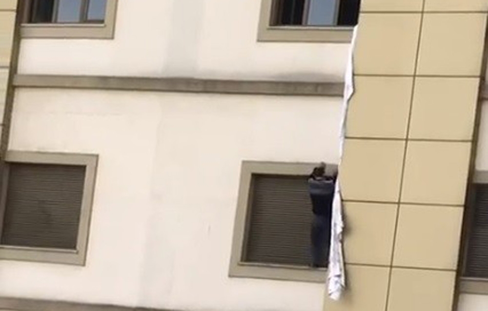 Korona şüphelisi çarşafları birleştirerek hastaneden kaçmaya çalıştı