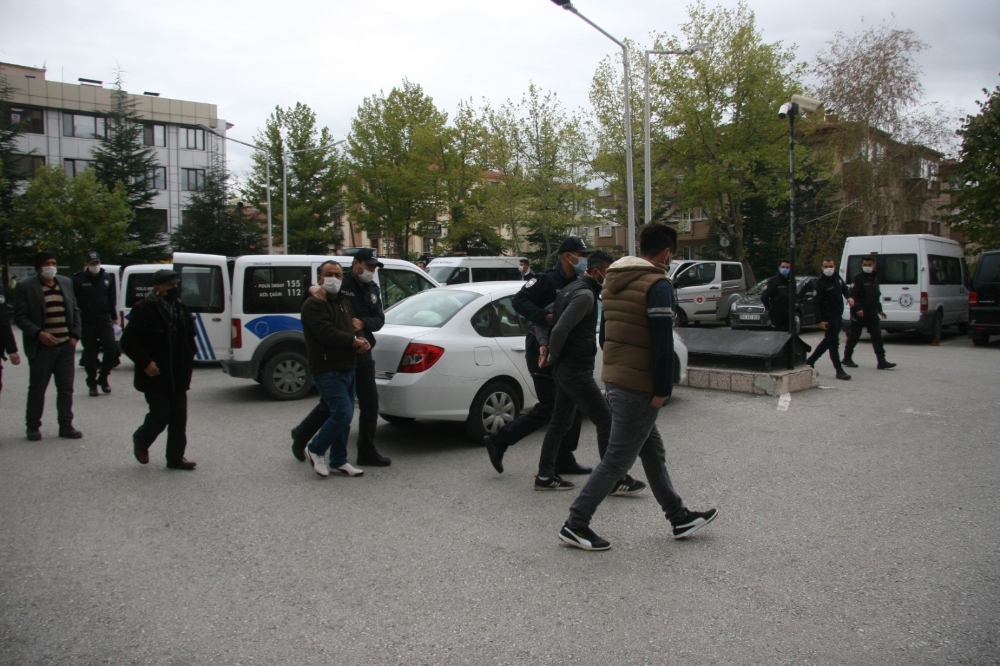 Korona tedbirlerini hiçe sayıp asker eğlencesi yapan gençler polise saldırdı
