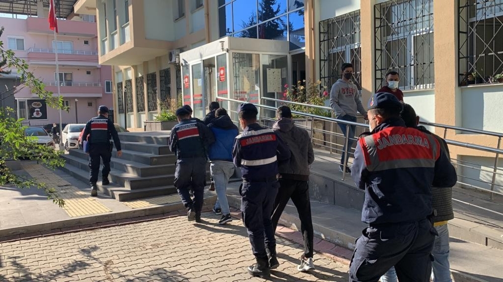 Korona testi yapmak için geldiklerini söyleyip, yaşlı kadının ziynet eşyalarını gasp ettiler