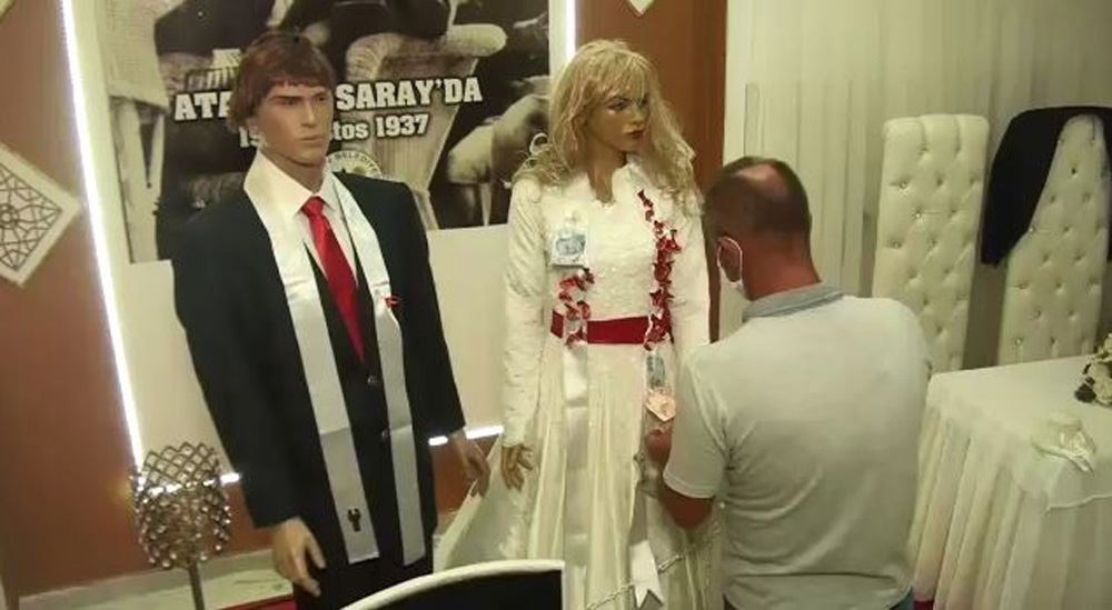 Korona virüs bunu da yaptırdı: Düğün takıları maket mankenlere