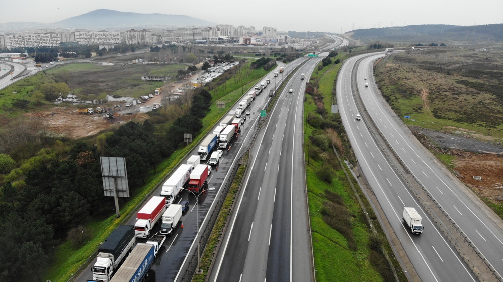 Korona virüs denetimi nedeniyle oluşan kilometrelerce araç kuyruğu havadan görüntülendi